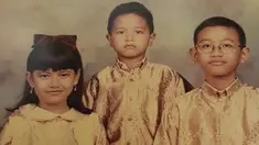 Gibran Rakabuming Raka, anak pertama dari 3 bersaudara pasangan Joko Widodo dan Iriana. Gibran kecil tinggal di Solo namun sejak SMP, ia menempuh pendidikan SMA di Singapura. Sedari dulu Gibran sudah terlihat sosok yang pintar. (Liputan6.com/IG/gibran_rakabuming)