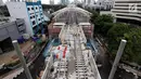 Suasana penyelesaian proyek pembangunan Stasiun MRT Sisingamangaraja di Jakarta, Rabu (29/11). Penyelesaian proyek MRT hingga akhir Oktober telah mencapai 83,07 persen. (Liputan6.com/JohanTallo)