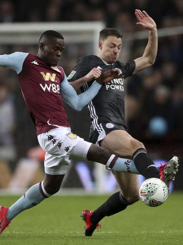 Bek Leicester City, Jonny Evans berebut bola dengan pemain Aston Villa, Mbwana Samatta pada semifinal Piala Liga Inggris di Villa Park, Birmingham (28/1/2020). Aston Villa menang tipis 2-1 atas Leicester dan lolos ke final Piala Liga Inggris. (AP Photo/Rui Vieira)