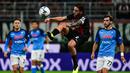 Bek AC Milan, Davide Calabria menendang bola saat bertanding melawan Napoli pada pertandingan lanjutan Liga Serie A Italia di stadion San Siro di Milan, Senin (19/9/2022). Napoli menang tipis atas AC Milan 2-1. (AFP/Miguel Medina)
