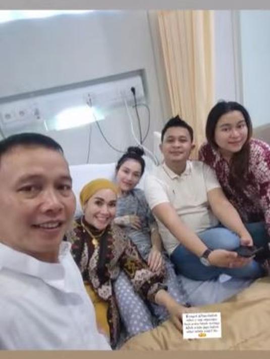 Berada di rumah sakit, Ayu Ting Ting ditemani ayah Rojak, ibunda, adik serta iparnya. (Foto: Instagram/@mom_ayting92_)