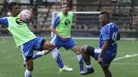 Bek Persib, Hermawan mengontrol bola dibayangi David Laly, saat latihan di Lapangan Progresif, Bandung, Senin (2/5/2016). (Bola.com/Vitalis Yogi Trisna)