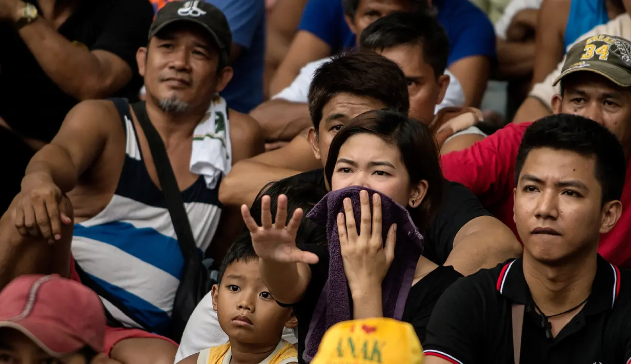Warga Filipina bereaksi saat menyaksikan petinju Manny Pacquiao, melawan petinju Australia Jeff Horn, pada perebutan gelar kelas welter WBO, di Manila, Minggu (2/7). Pacquiao dinyatakan kalah angka dalam laga yang berlangsung di Brisbane. (Noel CELIS/AFP)