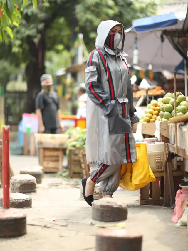 Kolaborasi Karya Eko Tjandra dan Fey Kayo dalam Deretan Koleksi Outfit Stylish untuk Pandemi