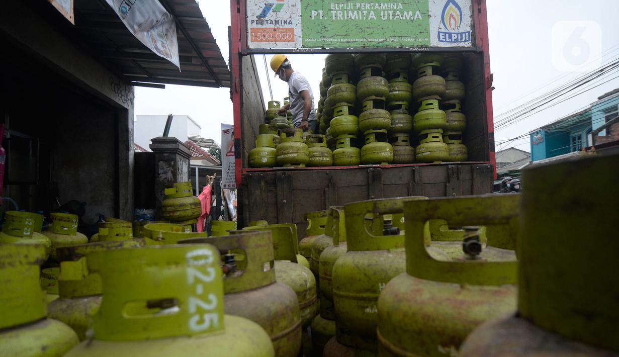 Pekerja mengangkat tabung gas LPG 3 kg yang kosong sebelum pengisian ulang di agen LPG, Pamulang, Tangerang Selatan, Kamis (5/11/2020). Dalam waktu dua bulan di masa pandemi covid 19 ini, permintaan LPG subsidi 3 Kg ditingkat pengecer meningkat 5 persen. (merdeka.com/Dwi Narwoko)