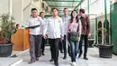 Tessa Kaunang (kanan) didampingi kuasa hukumnya Sunan Kalijaga berjalan menuju ruangan saat menggelar mediasi di Pengadilan Negeri Jakarta Selatan, Kamis (1/3). (Liputan6.com/Pool/Adrian)