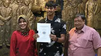 Kiper Madura United, Satria Tama, telah menyelesaikan ujian skripsi di Unitomo, Surabaya. (Bola.com/Aditya Wany)