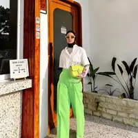 Bagi kamu yang suka tampil nyentrik, gaya quirky ala Tantri Namirah satu ini bisa ditiru. Padukan inner bermotif dengan kemeja putih pendek dan high waisted pants warna neon. @tantrinamirah.