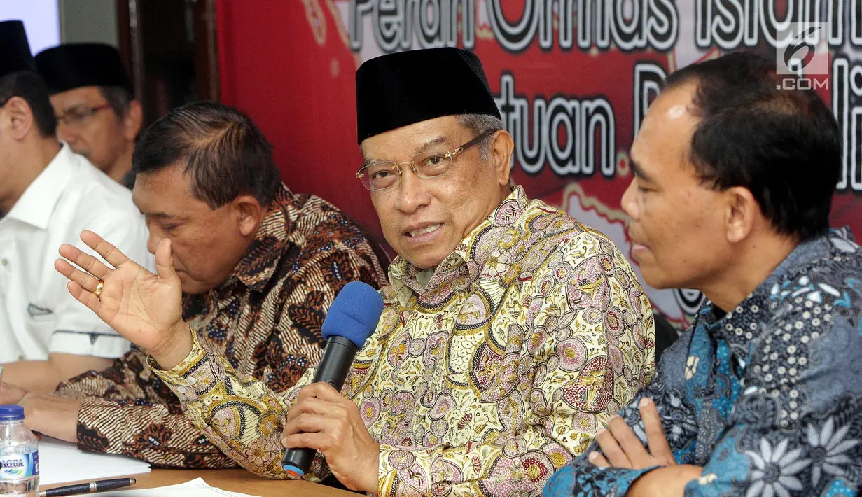 Ketua PBNU Said Aqil Siradj (kedua kanan) menjadi pembicara Diskusi Ormas Islam Se-Indonesia, di Jakarta, Sabtu (17/11). Diskusi tersebut membahas "Peran Ormas Islam Dalam Negara Kesatuan Republik Indonesia". (Liputan6.com/Johan Tallo)