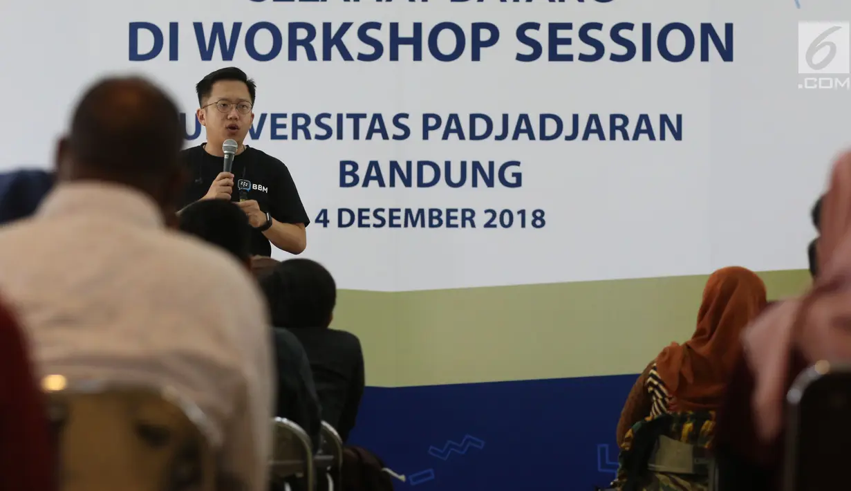 Gunadi dari BBM berbagi materi tentang perkembangan aplikasi komunikasi BBM kepada peserta Workshop Session Emtek Goes to Campus 2018 di Gedung 2 Universitas Padjajdaran, Bandung, Selasa (4/12). (Liputan6.com/Helmi Fithriansyah)