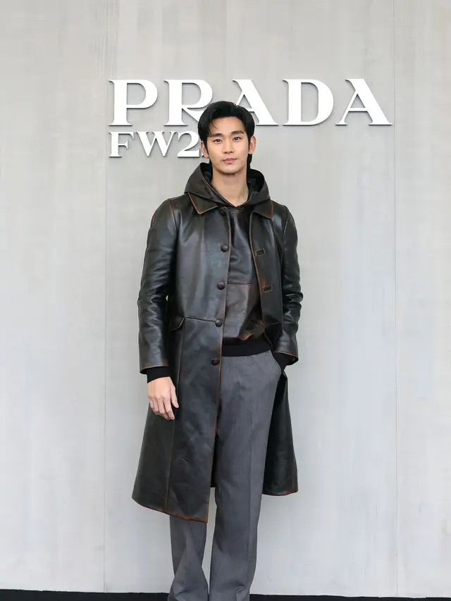 6 Gaya Memukau Artis Hadiri Prada Uomo FW25 Show, dari Sana TWICE, Win Metawin, hingga Kim Soo Hyun