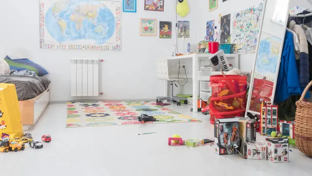 Tempat bermain dan meja belajar di kamar