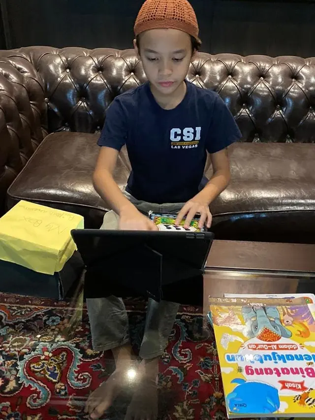 5 Potret Noah Sinclair Belajar Ngaji Online Saat Pandemi, Tuai Pujian