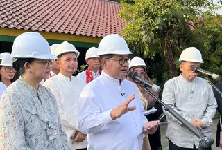Gubernur DKI Jakarta Pramono Anung meninjau langsung kondisi SDN Kebayoran Lama Selatan 09, Jakarta Selatan, yang mengalami kerusakan selama dua tahun terakhir. (Liputan6.com/Winda Nelfira)