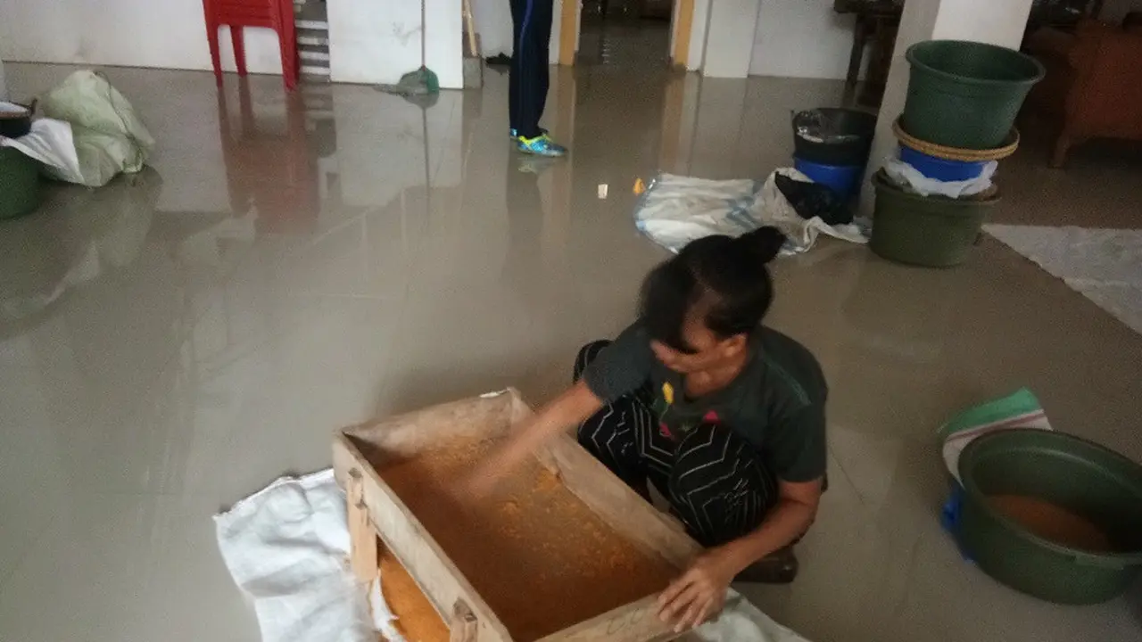 Istri seorang nelayan Patorani sedang membersihkan telur ikan penyuka lagu bermakna porno (Liputan6.com/ Eka Hakim)