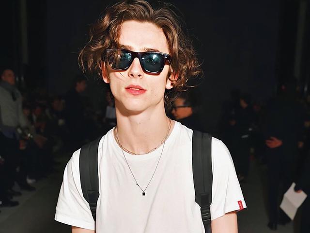 Bermodal Kaus Putih Timothee Chalamet Sabet Gelar Busana Terbaik Di Paris Fashion Week 2020 Lifestyle Liputan6 Com