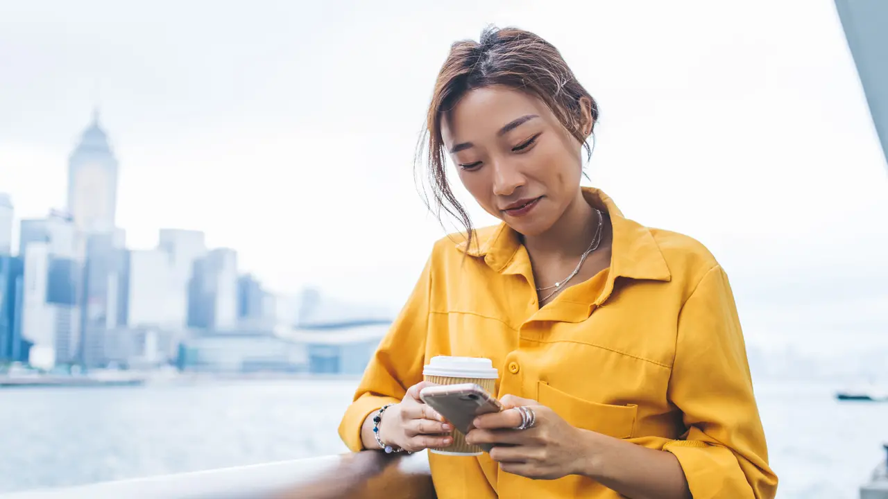 perempuan baju kuning bekerja tersenyum