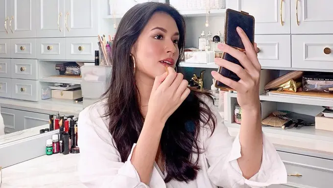 FOTO: Gaya Raisa Pakai Busana Berwarna Putih, Memesona