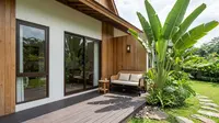 7 Gambar Teras dengan Pohon Berdaun Hijau Subur Tahan Panas, Bikin Rumah Makin Asri