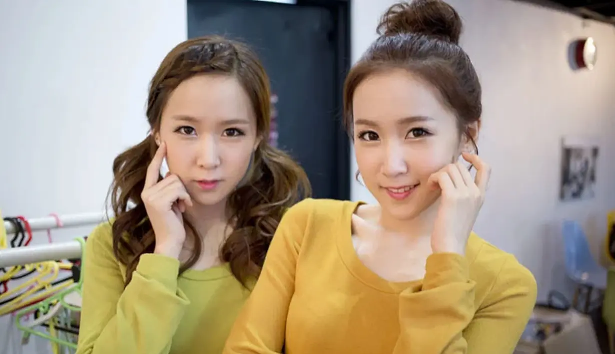 ChoA dan Way merupakan kembar identik. ChoA pernah bermain dalam High School - Love On, sedangkan Way pernah bergabung dengan band berna,a N.Dolphin. (Foto: koreaboo.com)