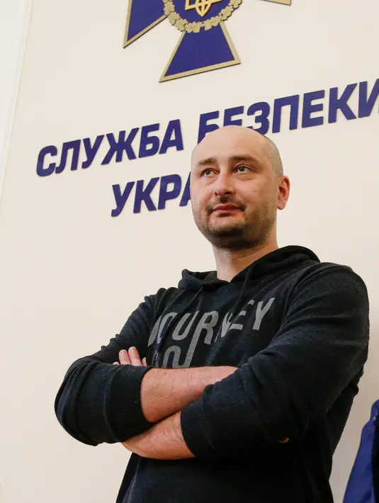 Wartawan Rusia, Arkady Babchenko menghadiri konferensi pers di Dinas Keamanan Ukraina, Rabu (30/5). Dalam keterangan pers-nya, Babchenko mengucapkan terima kasih kepada Dinas Keamanan Ukraina karena telah menyelamatkan hidupnya. (AP/Efrem Lukatsky)