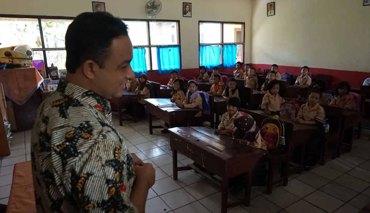 Anies Baswedan melakukan blusukan di 2 sekolah di Depok, Jawa Barat. Foto diambil pada Jumat (14/11/2014) (Dokumentasi Pribadi)