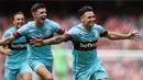 Pemain West Ham United, Mauro Zarate merayakan gol yang di cetaknya ke gawang Arsenal dalam pertandingan di Stadion Emirates, London. Minggu (9/8/2015). (Action Images via Reuters/Tony O'Brien)
