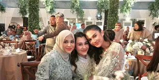 Trio bestie Azizah Salsha, Aaliyah Massaid, dan Aurel Hermansyah hadir di mitoni Shandy Purnamasari. Tampil kompak, ketiganya sama-sama terlihat flawless dengan makeup yang fresh [@aurel.hermansyah]