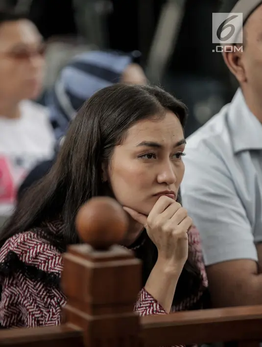 Ekspresi Atiqah Hasiholan saat menghadiri sidang putusan kasus dugaan penyebaran berita bohong atau hoaks dengan terdakwa Ratna Sarumpaet di PN Jakarta Selatan, Kamis (11/7/2019). Anak Ratna Sarumpaet lainnya yang menghadiri sidang ini adalah Mohammad Iqbal Alhady. (Liputan6.com/Faizal Fanani)