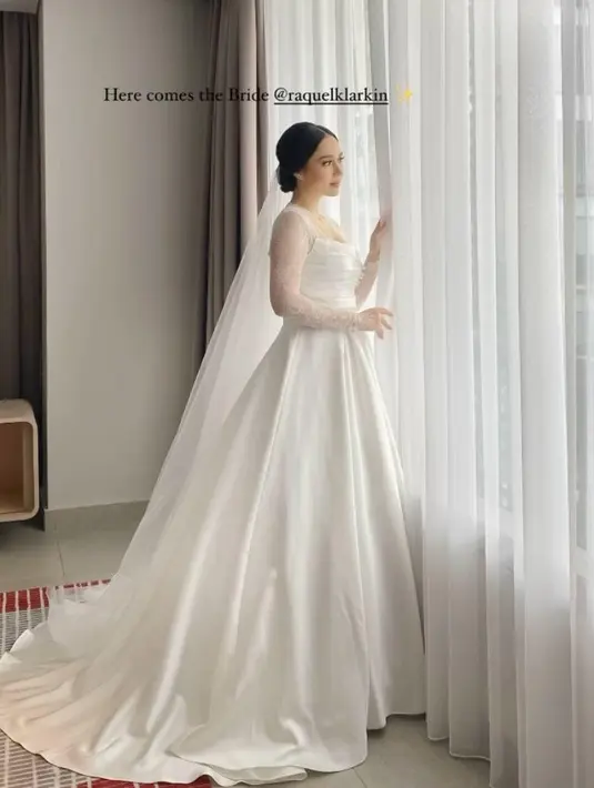 Dilengkapi dengan long veil dengan jenis fingertip yang simple, menyempurnakan penampilannya.  [@@loka.mata]