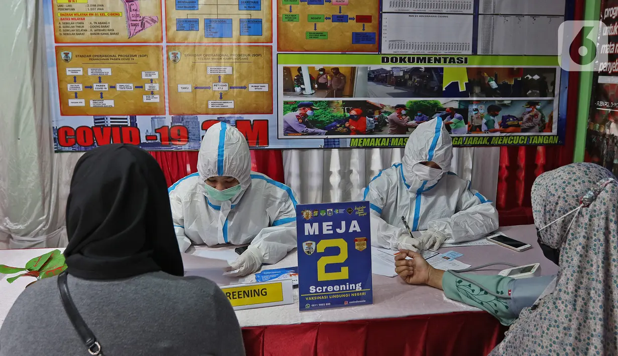 Petugas melakukan penyaringan (screening) kepada peserta vaksinasi COVID-19 di Kampung Tangguh Jaya Cideng, Jakarta, Sabtu (10/4/2021). Kapolda Metro Jaya, Irjen Pol M Fadil Imran, menargetkan program vaksinasi massal ini selama enam bulan ke depan. (Liputan6.com/Herman Zakharia)