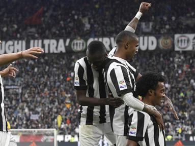 Para pemain Juventus merayakan gol yang dicetak Juan Cuadrado ke gawang Benevento pada laga Serie A Italia di Stadion Allianz, Turin, Minggu (5/11/2017). Juventus menang 2-1 atas Benevento. (AFP/Miguel Medina)