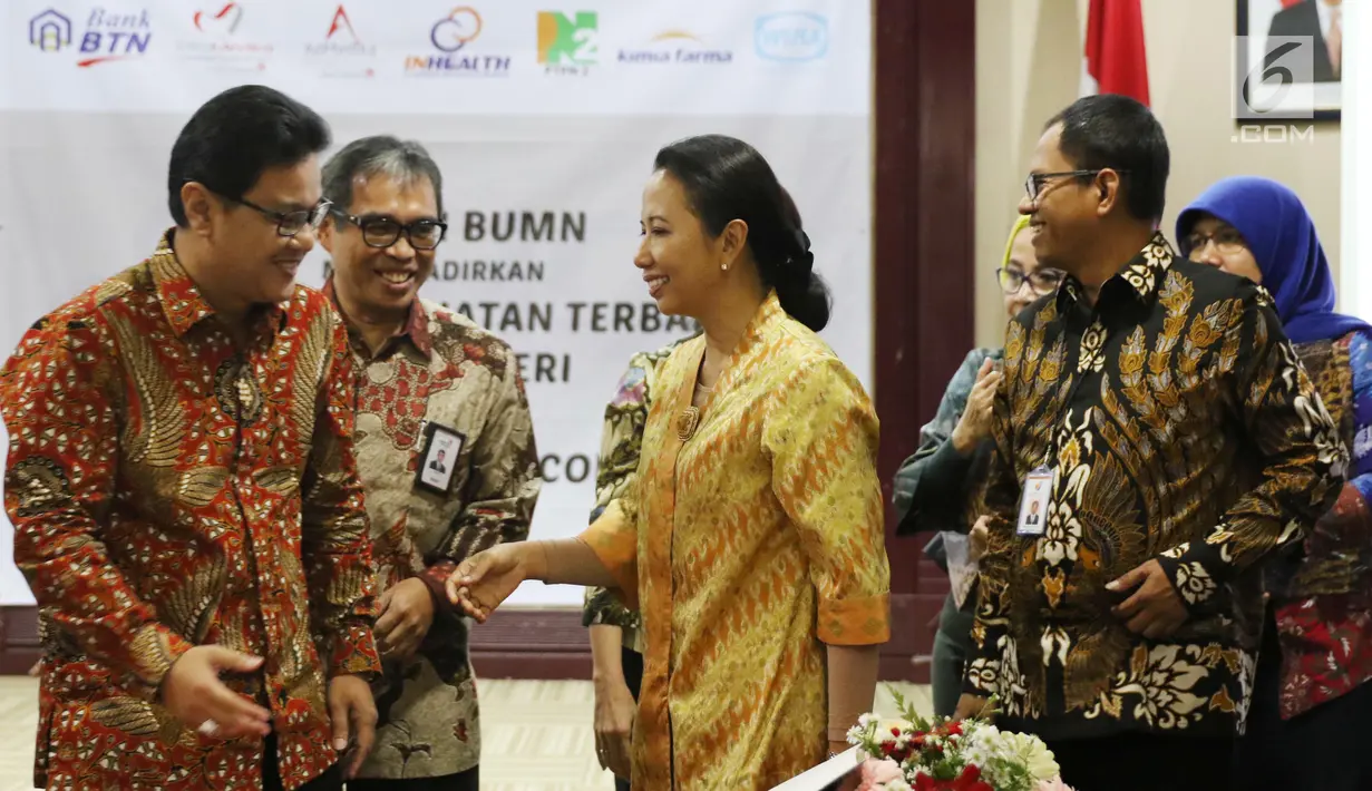 Menteri BUMN Rini Soemarno usai menghadiri perjanjian kerjasama di Jakarta, Selasa (20/6).  Pembentukan IHC ini salah satunya untuk melakukan standarisasi pelayanan dan kualitas kesehatan. (Liputan6.com/Angga Yuniar)