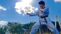 Atlet Indonesia Andi Sultan meraih medali emas kategori Freestyle Male Cadet World Taekwondo Poomsae Open Challenge Final 2021. (foto: Gerak Kita)