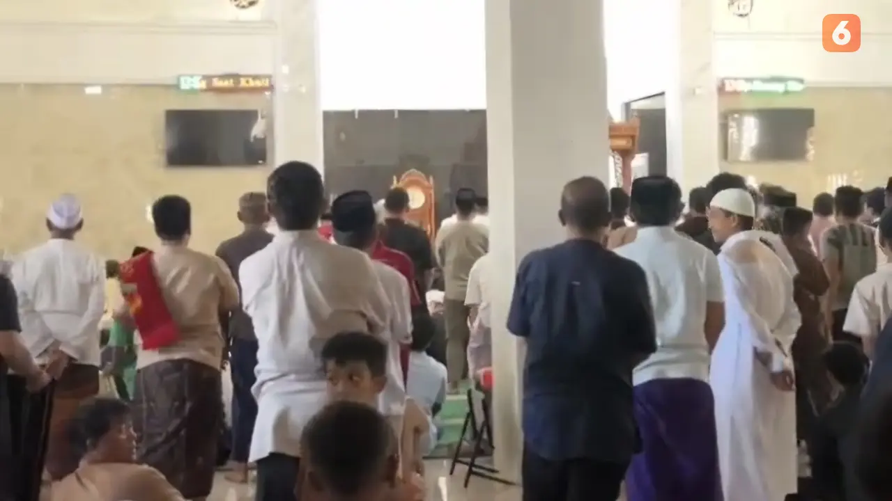 Jemaah Masjid Darul Falah panik saat Ustaz Yahya Waloni tak sadarkan diri (Liputan6.com/Istimewa)