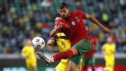 Pemain Portugal, Ruben Dias, berebut bola dengan pemain Swedia, Marcus Berg, pada laga UEFA Nations League di Stadion Jose Alvalade, Kamis (15/10/2020). Portugal menang dengan skor 3-0. (AP Photo/Armando Franca)