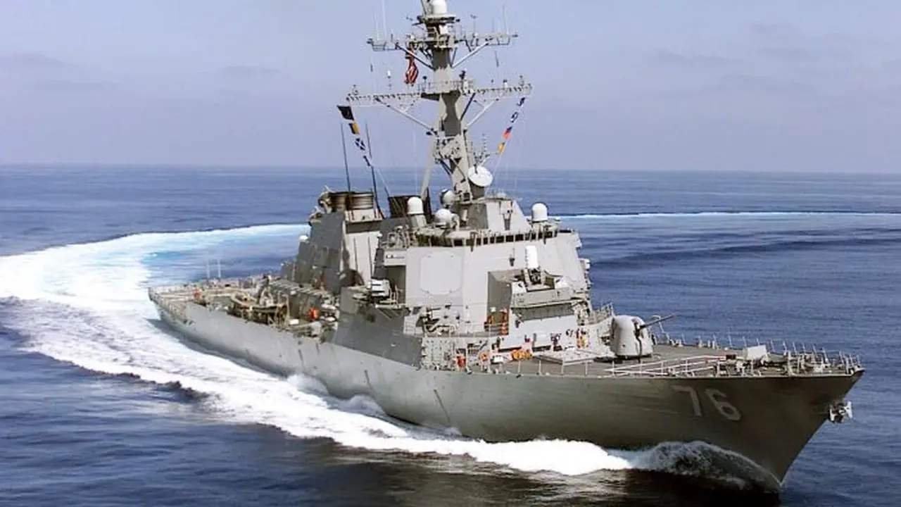 Kapal pengangkut rudal perusak Higgins tengah berlayar di lautan (Wikimedia Commons/Frederick McCahan)