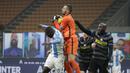 Kiper Inter Milan, Samir Handanovic (tengah), menangkap bola dari ancaman bek Napoli, Kalidou Koulibaly (kiri), dalam laga lanjutan Liga Italia 2020/21 Serie A pekan ke-12 di San Siro Stadium, Rabu (16/12/2020). Inter menang 1-0 atas Napoli. (AP/Luca Bruno)