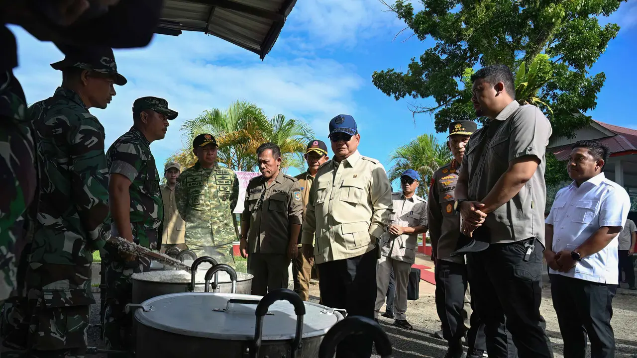 Presiden Prabowo Tinjau Langsung Kondisi Pengungsi di GOR Pandan Tapanuli Tengah