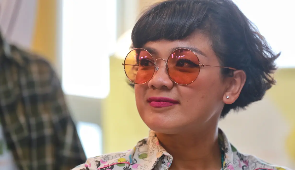 Setelah menjadi cewek super dalam film 5 Cowok Jagoan, Nirina Zubir akan memerankan Emak dalam film Keluarga Cemara. Film yang sukses tahun 1990-an itu kembali menyandingkan dengan Riggo Agus Rahman. (Adrian Putra/Bintang.com)