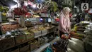 <p>Pembeli memilih bahan makanan di salah satu pasar di Jakarta, Selasa (1/8/2023). Laju inflasi Indonesia terus mengalami penurunan. (Liputan6.com/Angga Yuniar)</p>