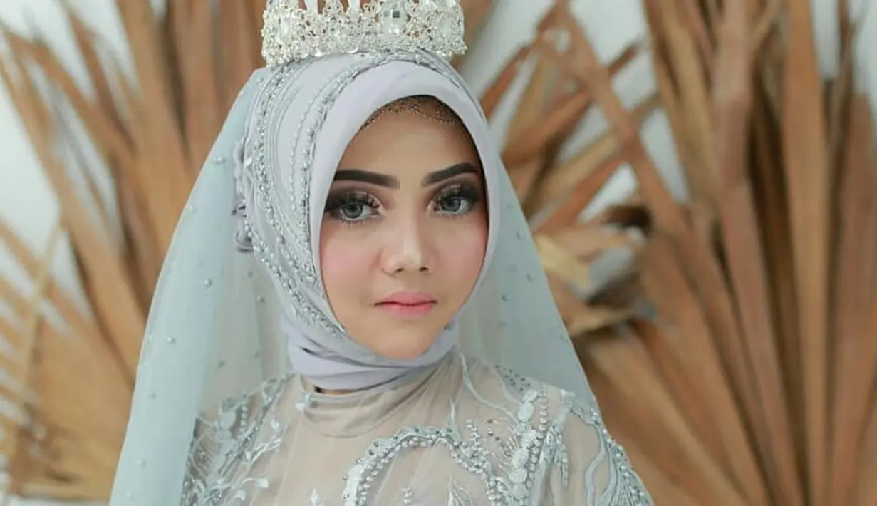 Kekasih dari James Alodi ini memang jarang mengunggah potretnya yang mengenakan hijab. Meski demikian, banyak penggemarnya yang mengerti dengan kebebasan berpakaian dari pedangdut bertubuh mungil ini. (Liputan6.com/IG/@3day_creative)