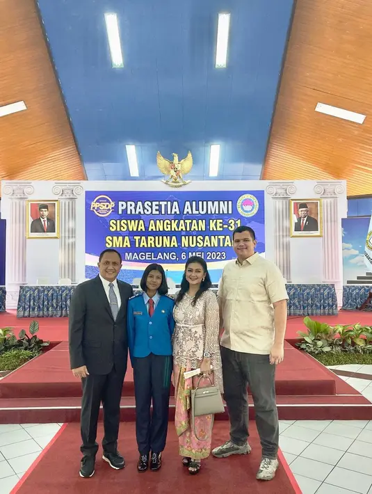 Momen Bella Saphira Veronica Simanjuntak saat hadir dalam wisuda putrinya bersama suami dan anak lelakinya. [Instagram/bellasaphiraoffiicial]