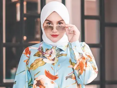 Irish Bella dikenal sebagai seleb berbakat. Selain berbakat dalam dunia akting, ia juga pandai mix and match busana. Penampilannya tampak begitu memukau dan sering tampil colorful di berbagai momen. (Liputan6.com/IG/@_irishbella_)