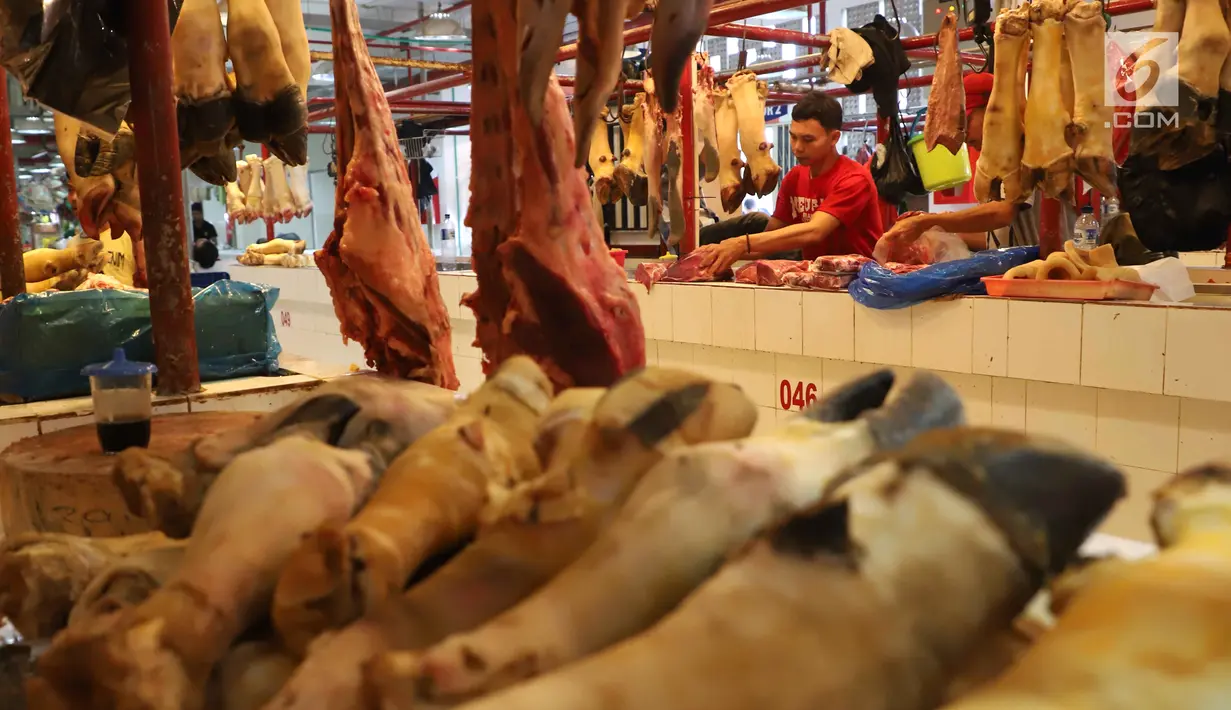 Suasana jual beli daging sapi di Pasar Senen, Jakarta, Selasa (29/5). Memasuki Ramadan, harga daging sapi segar masih terpantau berada di harga eceran tertinggi (HET) yang ditetapkan pemerintah. (Liputan6.com/Angga Yuniar)