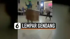 Seorang penari kehilangan kendali saat pertunjukan di sebuah pesta pernikahan. Ia tak sengaja melempar gendang yang dibawanya menari ke arah penonton.