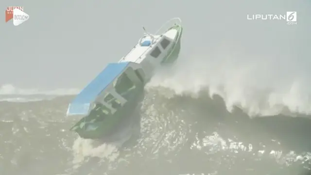 Video amatir menunjukkan kapal nelayan tergulung ombak besar hingga terguling.