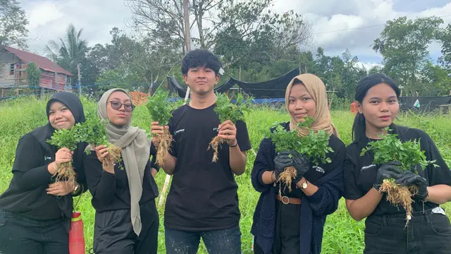 Para penerima Beasiswa Sobat Bumi Kalimantan (BSBK) PT Pertamina Hulu Indonesia (PHI) secara serentak melakukan kegiatan Aksi Sobat Bumi, penanaman pohon dan aksi tuntaskan sampah. (Liputan6.com)