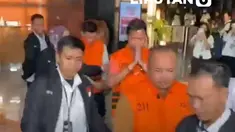 Lima orang mengenakan rompi oranye khas tersangka Komisi Pemberantasan Korupsi (KPK) keluar dari Gedung Merah Putih, Rabu (14/10/2026) usai operasi tangkap tangan (OTT) yang dilakukan di lingkungan Badan Nasional Penanggulangan Bencana (BNPB).

Dari kelima tersangka tersebut, salah satunya merupa...