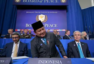 Presiden Republik Indonesia, Prabowo Subianto (tengah) saat menghadiri pertemuan perdana Dewan Perdamaian di Institut Perdamaian Donald J. Trump di Washington DC, Amerika Serikat, pada Kamis 19 Februari 2026. Dalam pertemuan perdana Board of Peace di Amerika Serikat pada Kamis 19 Februari waktu setempat, Presiden Prabowo Subianto menyatakan Indonesia sepenuhnya mendukung rencana 20 poin perdamaian yang digagas Presiden Amerika Serikat (AS) Donald Trump. (Chip Somodevilla/Getty Images North America/Getty Images via AFP)